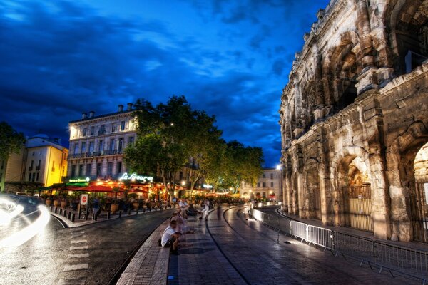 Coliseo nocturno en las luces de la ciudad