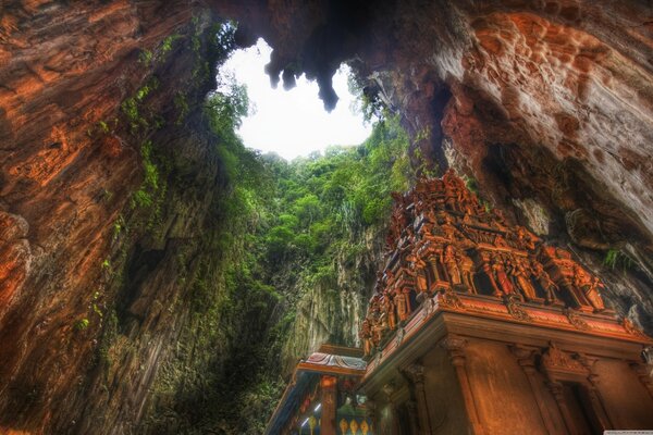 Antico tempio in Malesia in una grotta