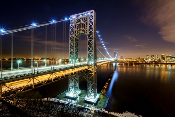 Fluss und Brücke in der Nacht von Manhattan