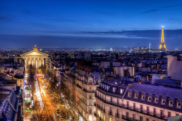 Panorama de París por la noche en las luces