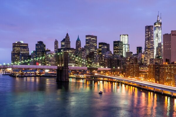 Wolkenkratzer und eine Brücke in den Lichtern der USA