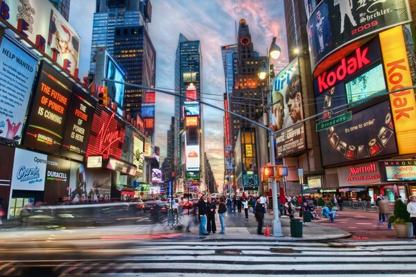 Zahlreiche Anzeigen am New Yorker Times Square