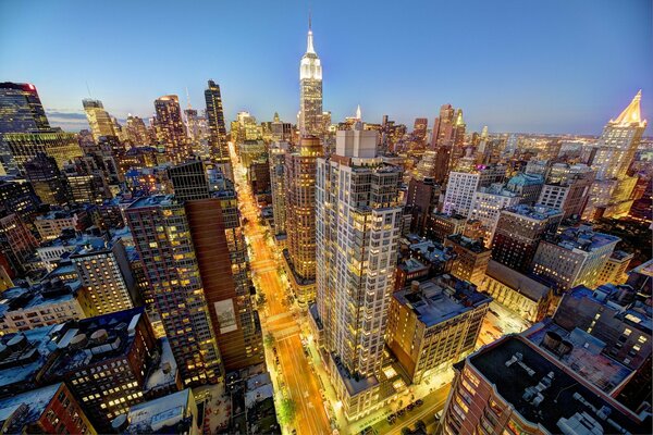 Zdjęcia nowojorskich wieżowców nocą z wysokości