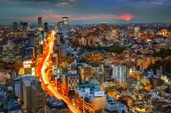 Sonnenuntergang vor dem Hintergrund von Gebäuden in Japan