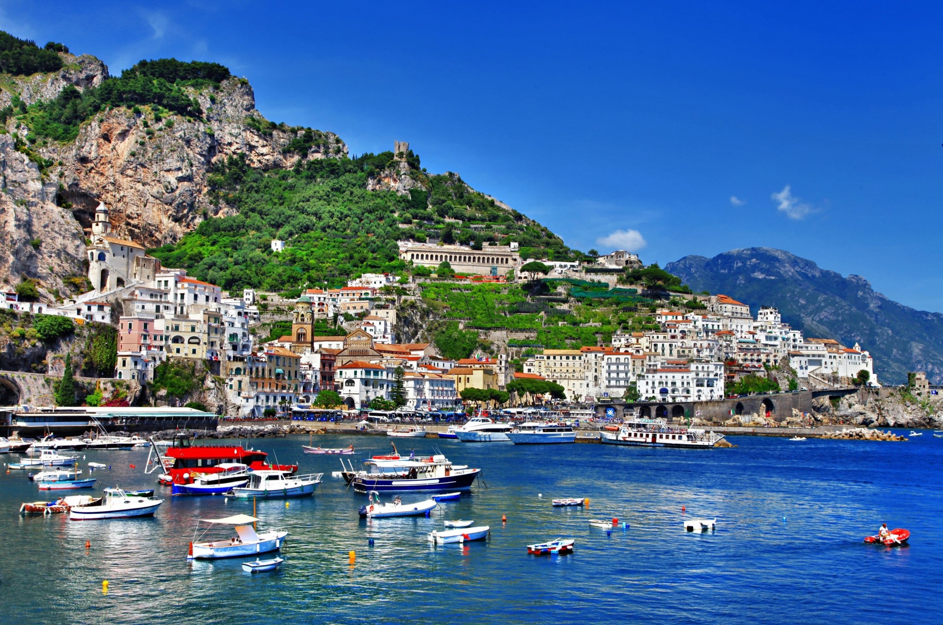 positano amalfi krajobraz łodzie zatoka zatoka włochy budynek skały góry