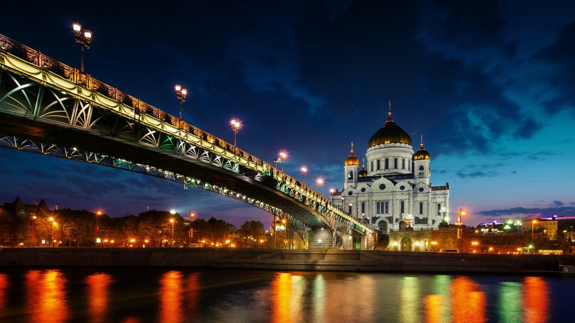 rosja moskwa katedra rzeka świątynia światła reflektory katedra chrystusa zbawiciela miasto nocne rzeka moskwa most nabrzeże