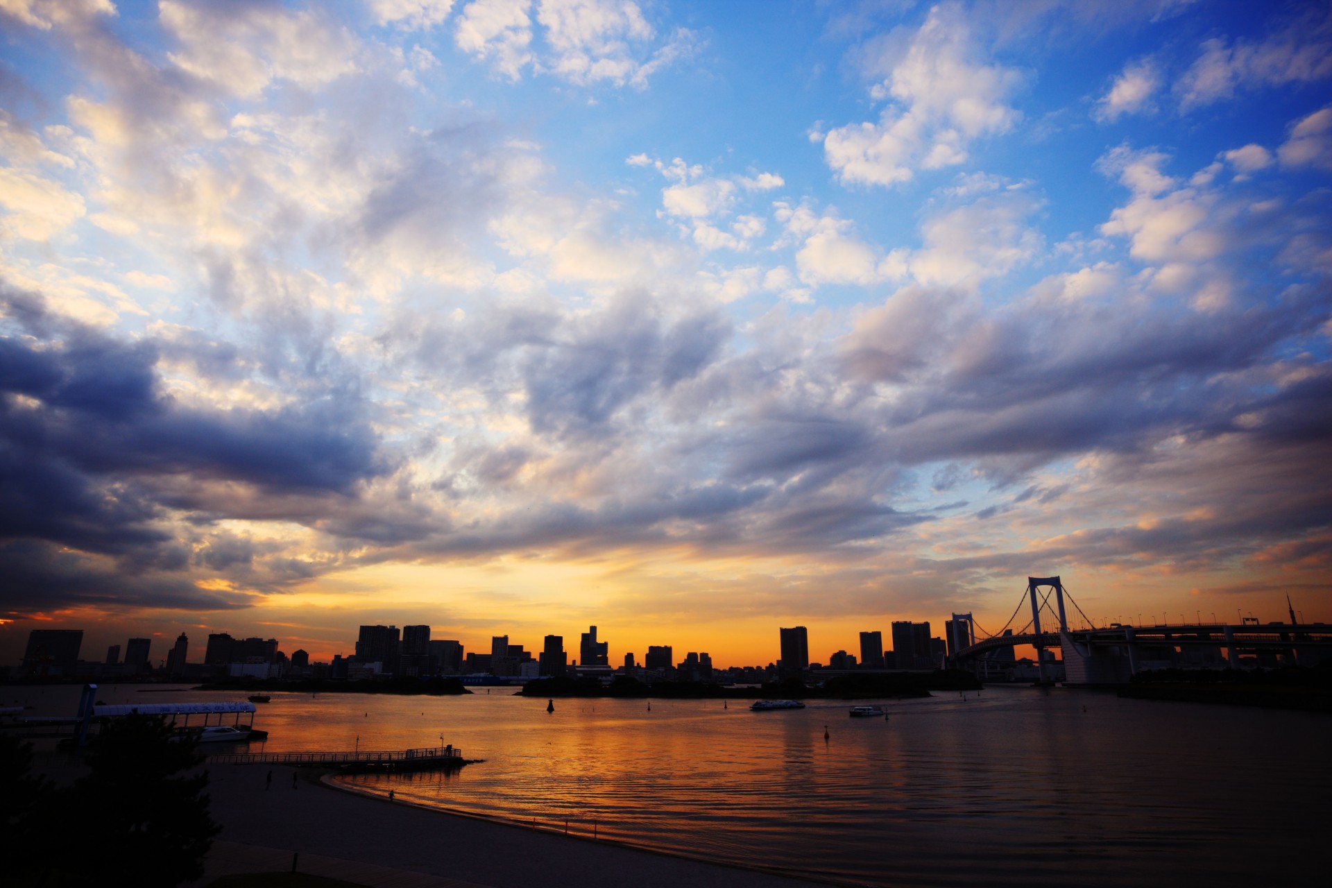 coucher de soleil nuages pont tokyo ville bleu mer japon ciel