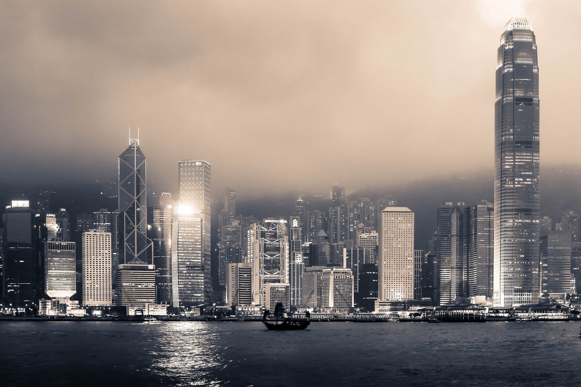 in bianco e nero hong kong victoria harbour cina grattacieli costruzione porto città di notte