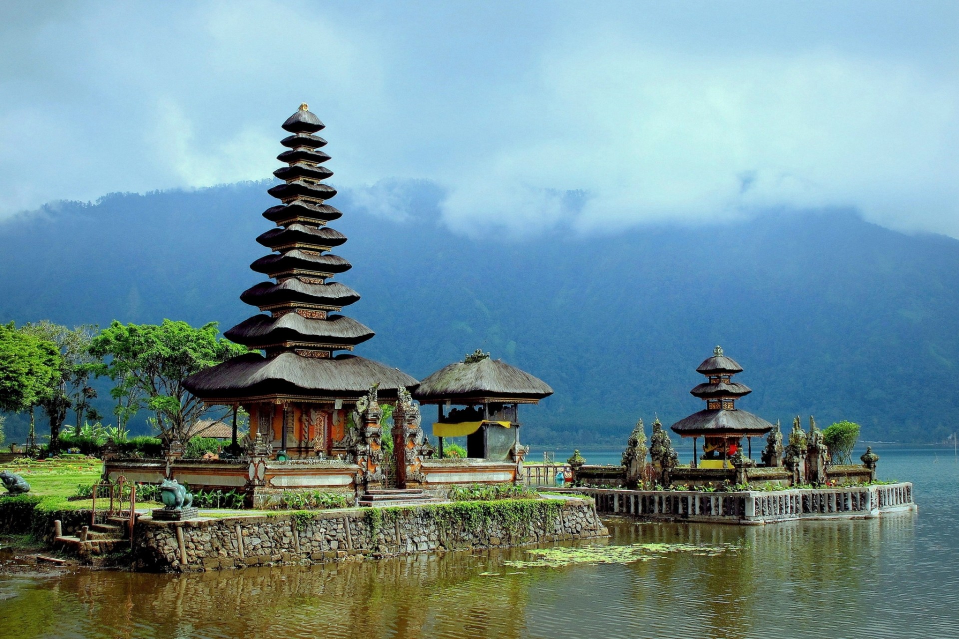 temple lake indonesia bali lake bratan