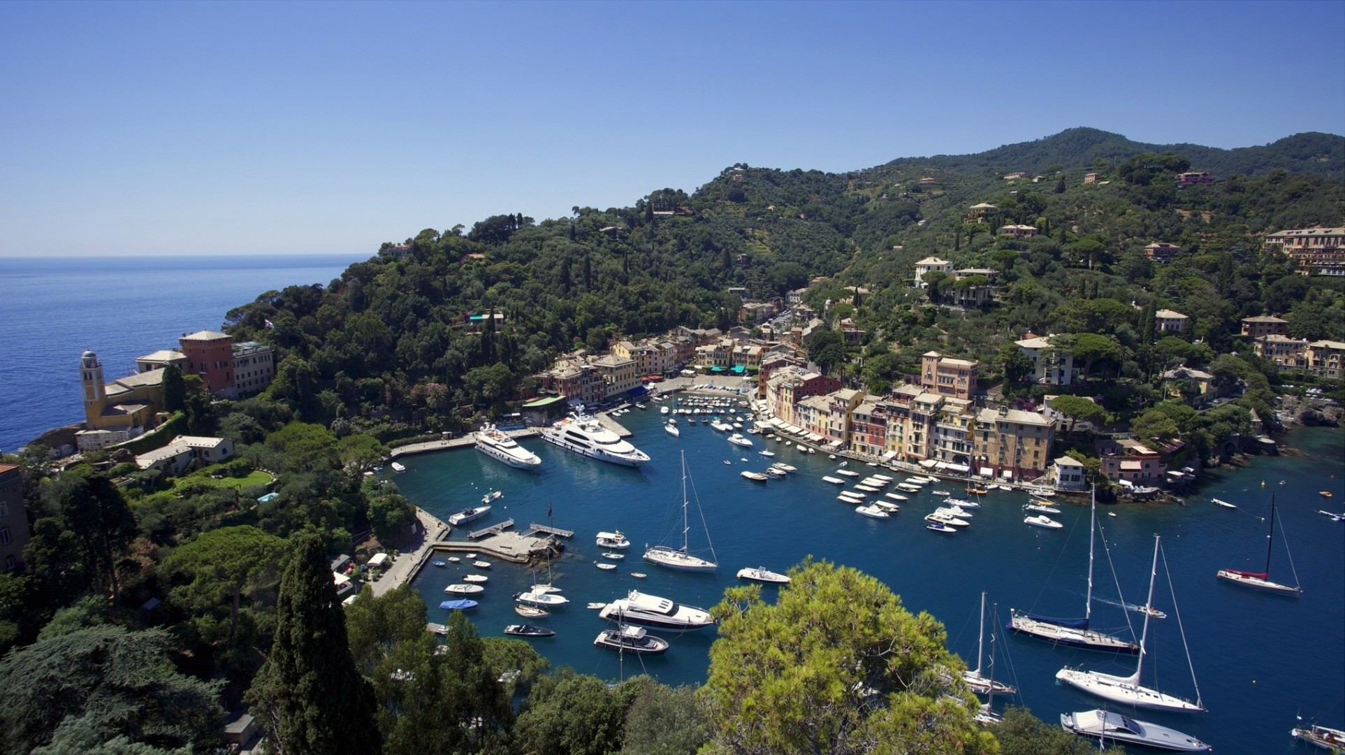 włochy portofino jachty łodzie wybrzeże zatoka panorama krajobraz liguria morze liguryjskie italia