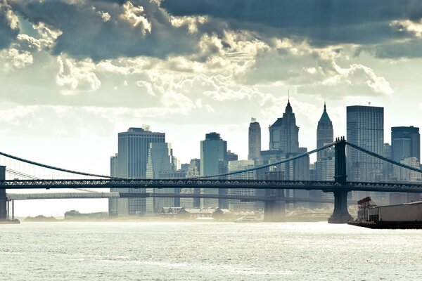 Мост над рекой в Нью-Йорке. Панорамный вид