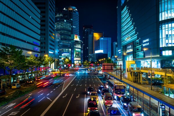 Nachtverkehr in der Stadt Tokio