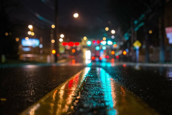 Lichtreflexion auf nasser Straße