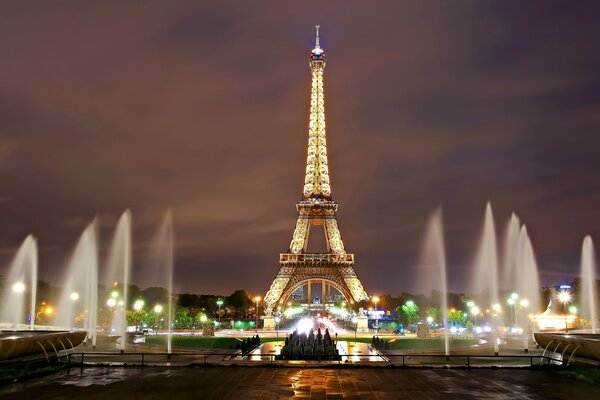 Éclairage des fontaines et de la tour Eiffel à Paris