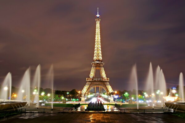 Illuminazione delle fontane e della Torre Eiffel a Parigi