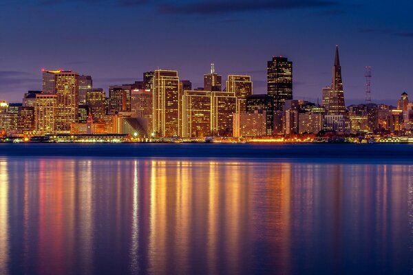 San Francisco w światłach nocnego miasta