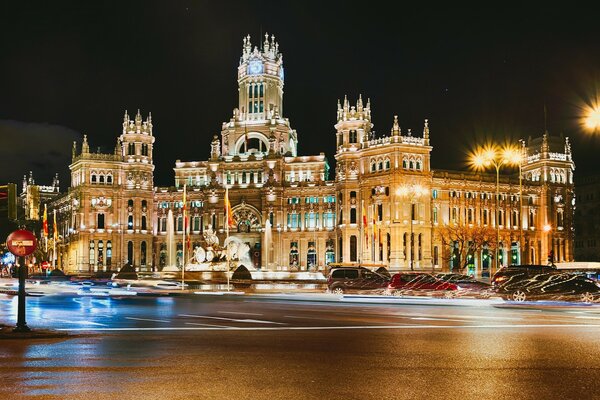 Architecture nocturne de la ville espagnole de Madrid