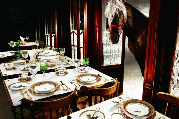 El caballo se asomó a la sala del Restaurante