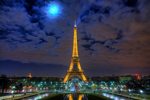 Lumières de la tour Eiffel au coucher du soleil