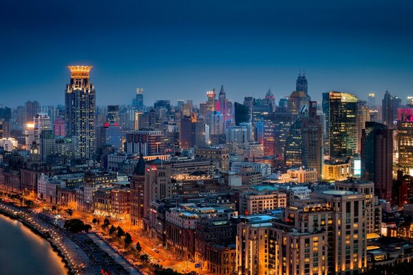 Nuit de Shanghai dans les lumières