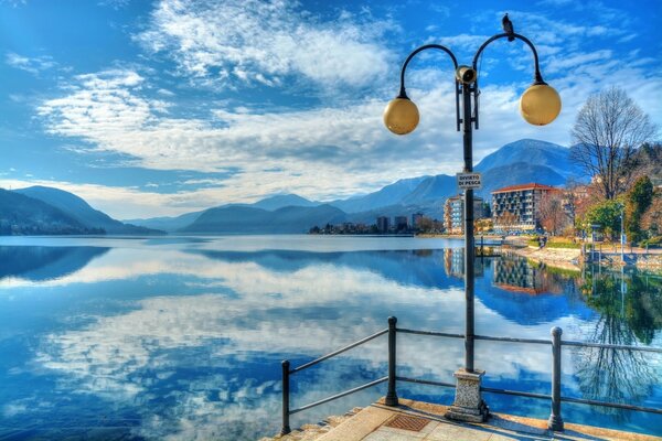 Paysage de lac avec le reflet des montagnes et du ciel