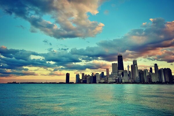 Chicagos Landschaft vor dem Hintergrund des schönen Himmels und der Wolken