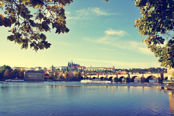 Ampio ponte sull acqua di Praga