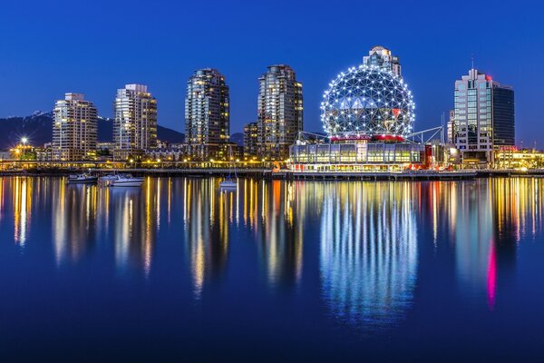 Luci notturne di Vancouver. Bellezza sulla riva