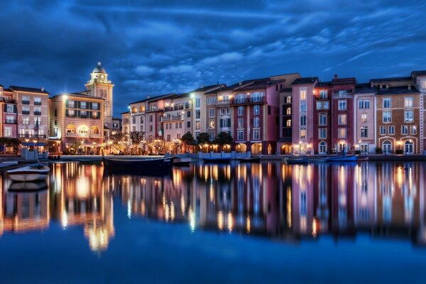 Città notturna nel riflesso dell acqua