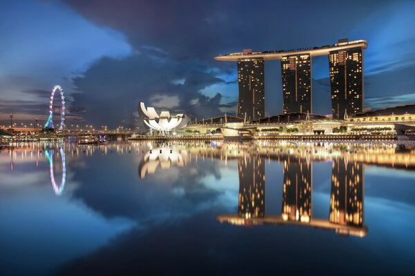 Reflejo de Singapur en aguas crepusculares