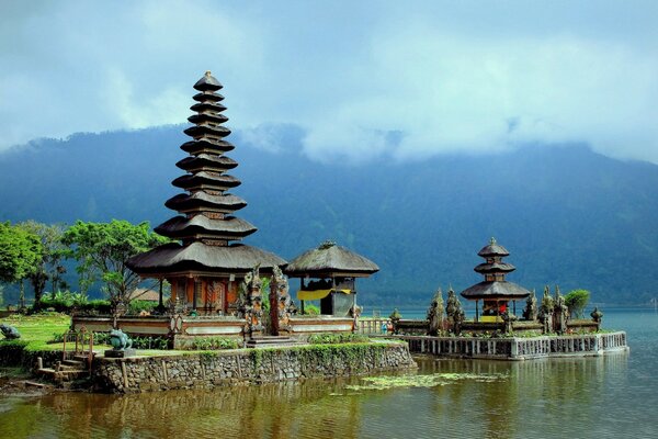 Templo en Indonesia en la orilla del lago