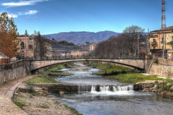 Paysage urbain du pont et de la rivière