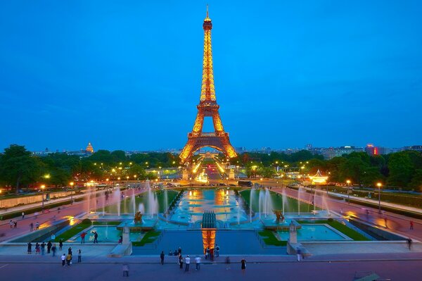 Wieża Eiffla na tle nocnego Paryża