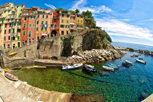 Barche nel porto ai piedi della città