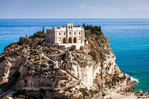 Burg auf einem Felsen im Tyrrhenischen Meer