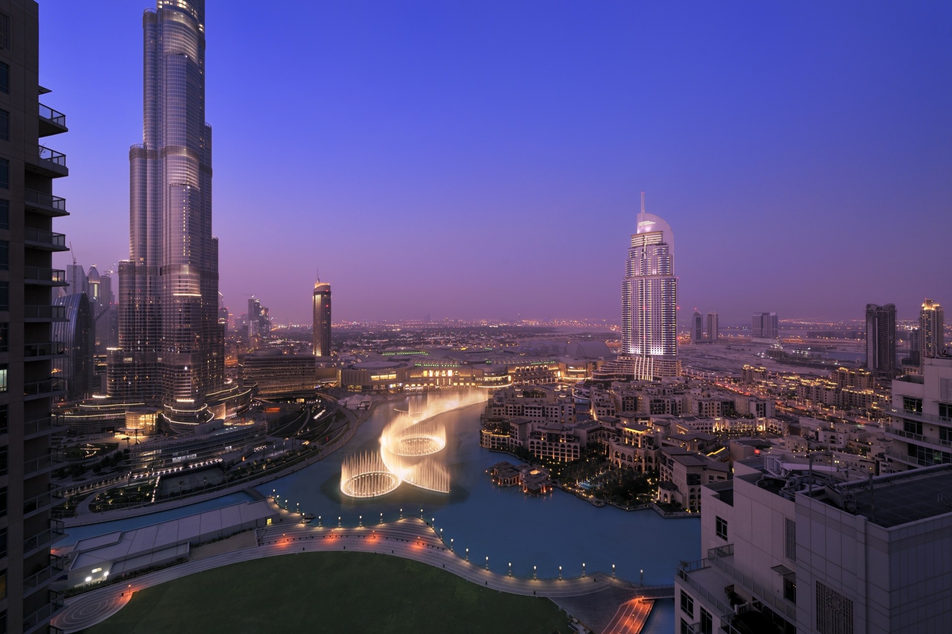 dubai bäume nacht panorama. naght stadt häuser