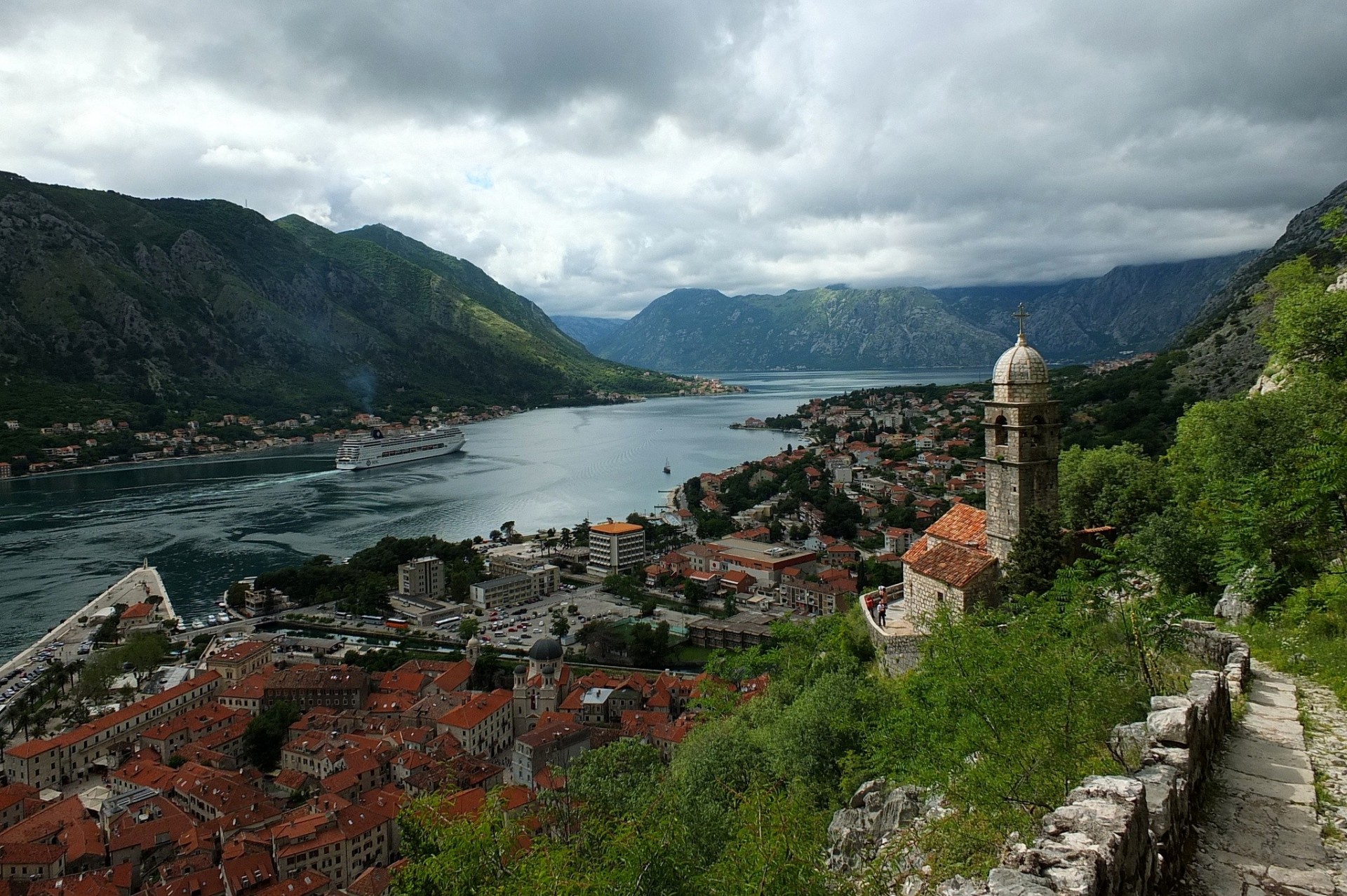 iglesia bahía paisaje kotor montenegro bahía de kotor panorama liner bahía de kotor montañas