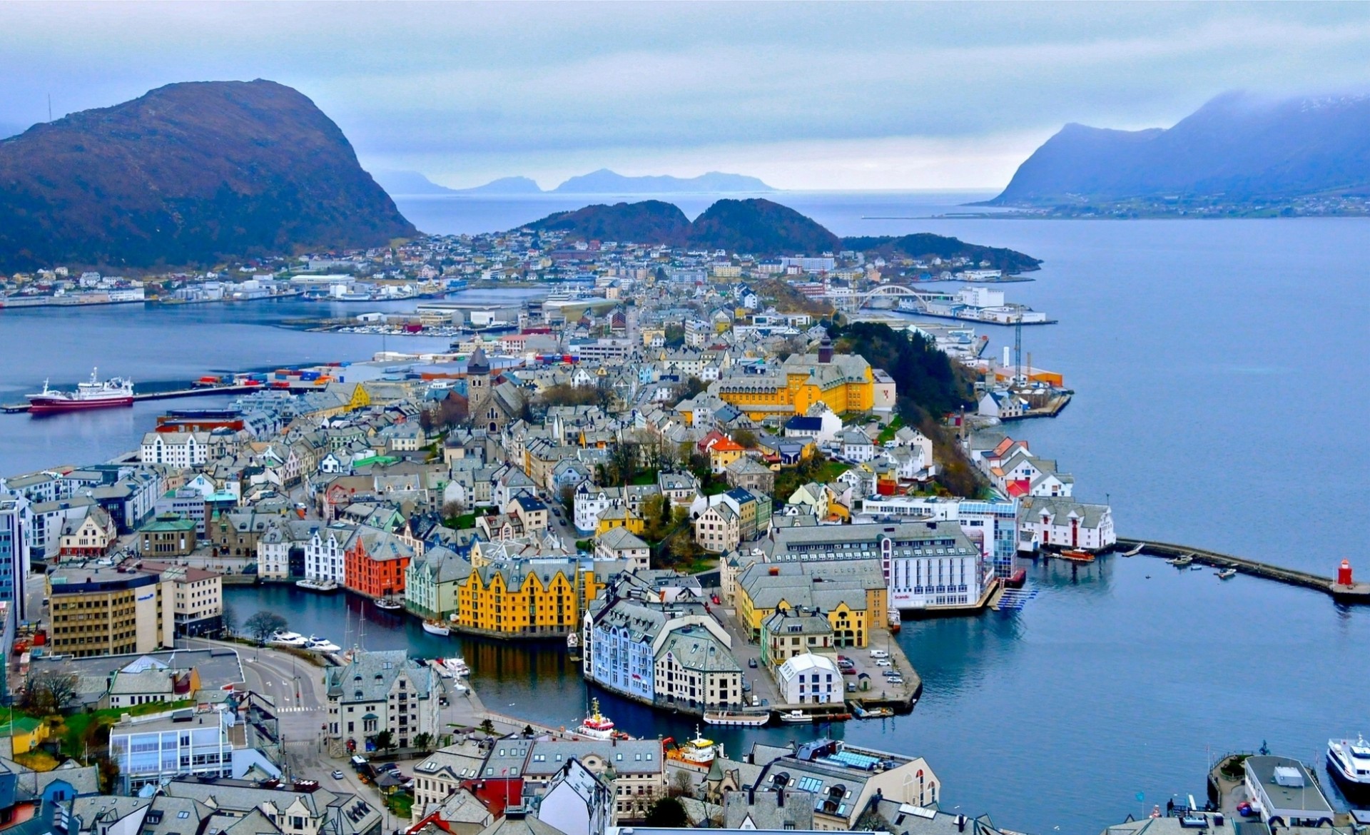 ålesund fiordo noruega panorama puerto edificio montañas