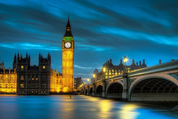 Odbicie mostu Westminster w rzece w Londynie