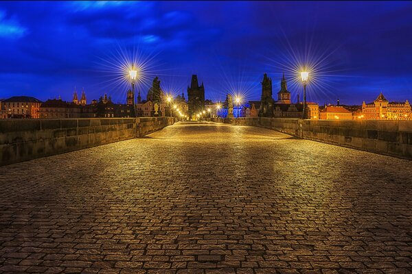 Oświetlony Most Karola nocą