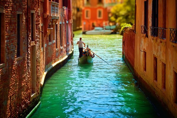 Venedig ist eine Stadt am Wasser mit Dutzenden Kanälen