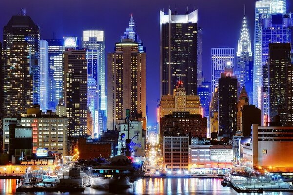Die Nachtstadt New York im blauen Licht