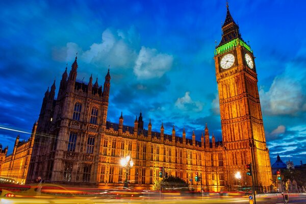 Abendliches London im Hintergrund des blauen Himmels