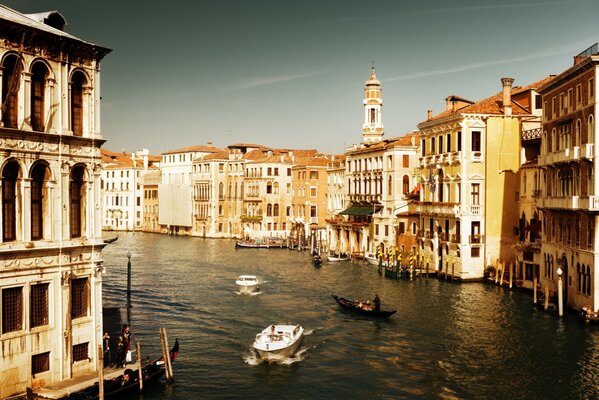 Gebäude auf dem Wasser in der italienischen Stadt Venedig