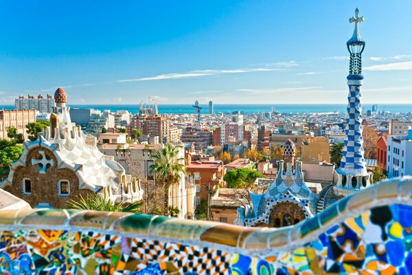 Deliziosa vista colorata di Barcellona in una giornata di sole