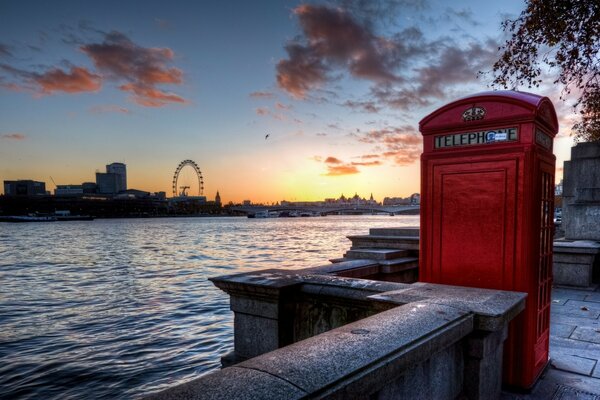 Cabina telefonica rossa sul lungomare