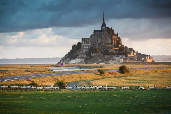 Route vers un beau château en France