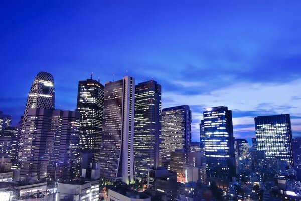 Luces de rascacielos en Tokio nocturno