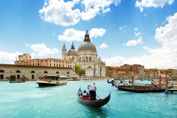 Cattedrale e gondole su uno sfondo di cielo blu e acqua