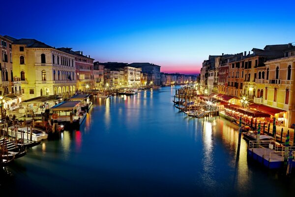 El canal principal de Venecia por la noche, en los fuegos artificiales de las luces de la ciudad